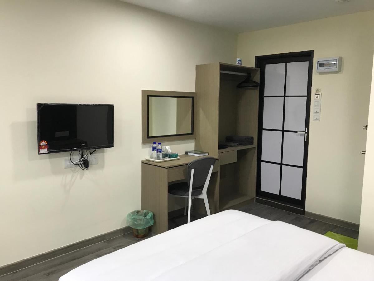Oyo 90506 Z Stay Inn Hotel Simpang Renggam Exterior photo