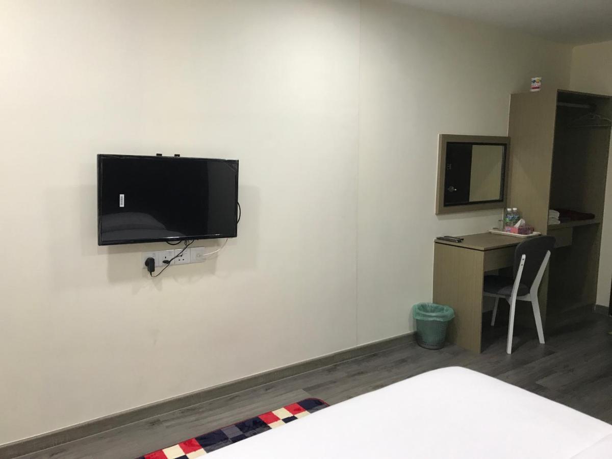 Oyo 90506 Z Stay Inn Hotel Simpang Renggam Exterior photo